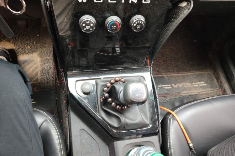 Used Wuling Hongguang PLUS 2019 1.5T Manual Luxury 7-Seater Gear Lever