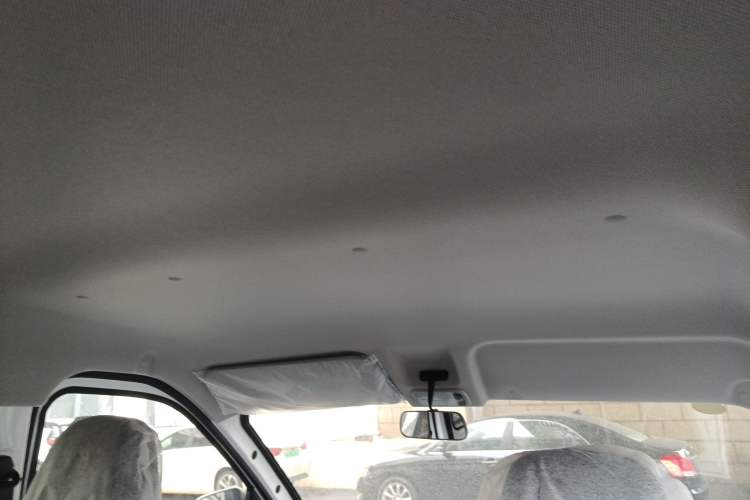 Used Wuling Yangguang 2024 300KM Comfort Version Passenger Van 75kW