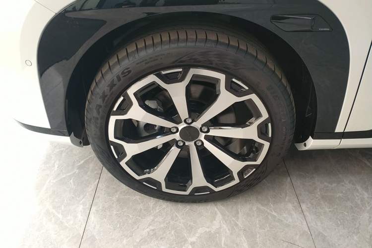 Used AION V 2024 Aion Tyrannosaurus 520 LiDAR Edition Left Front Wheel Hub