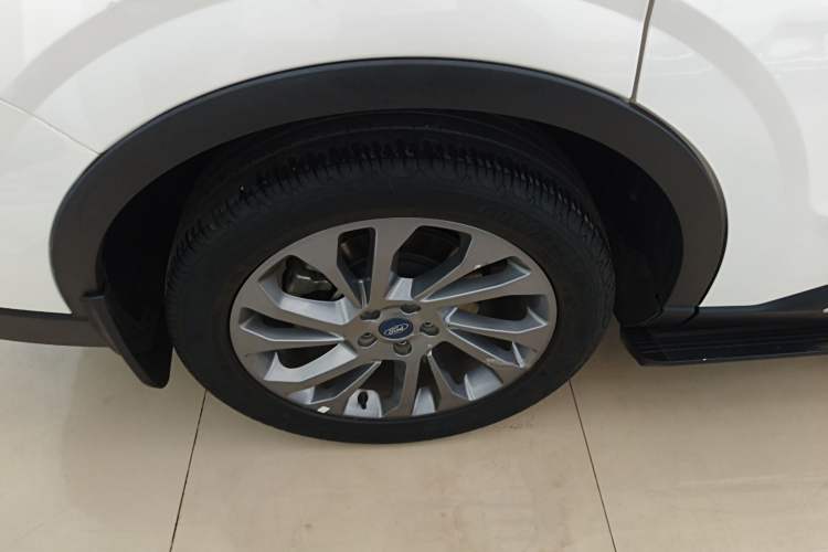 Used Ford Equator 2021 EcoBoost 225 Premier 6-Seater Right Rear Wheel Hub