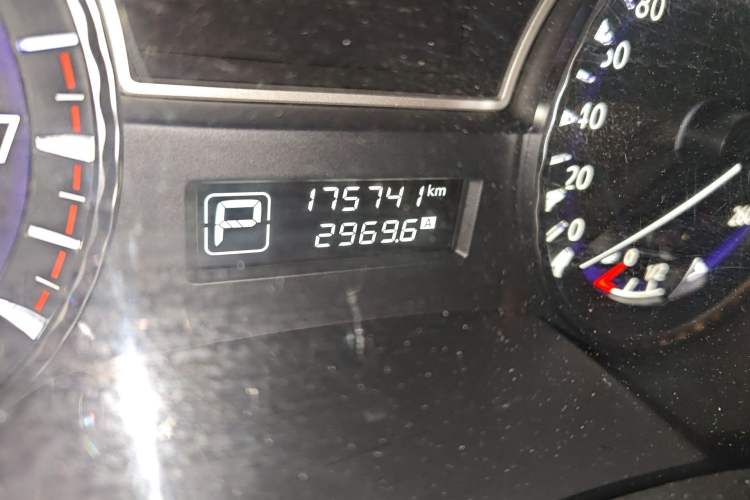 Used Infiniti QX60 2018 2.5 S/C Hybrid Two-Wheel-Drive Champion Family Edition Odometer Close Up