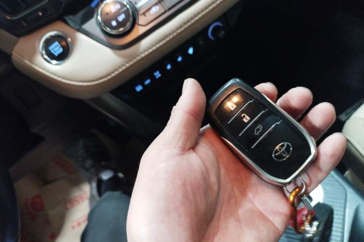 Used Toyota RAV4 2015 2.5L Automatic 4x4 Luxury Edition
