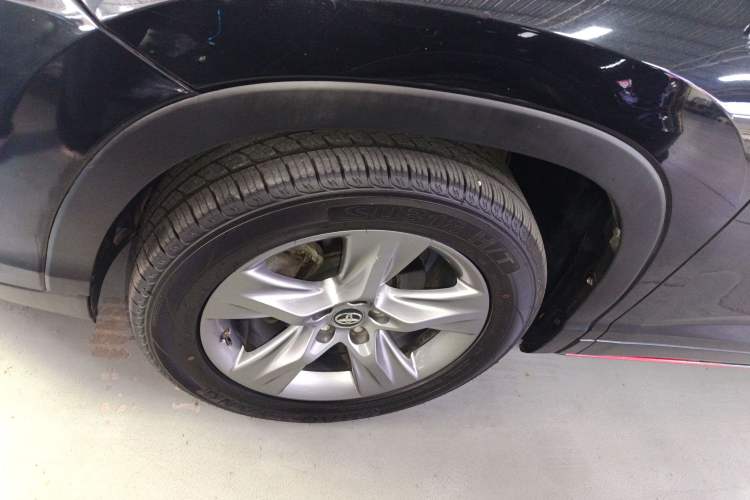 Used Toyota Highlander 2018 2.0T Four-Wheel Drive Luxury Version 7 Seats China VI Standard Left Front Wheel Hub