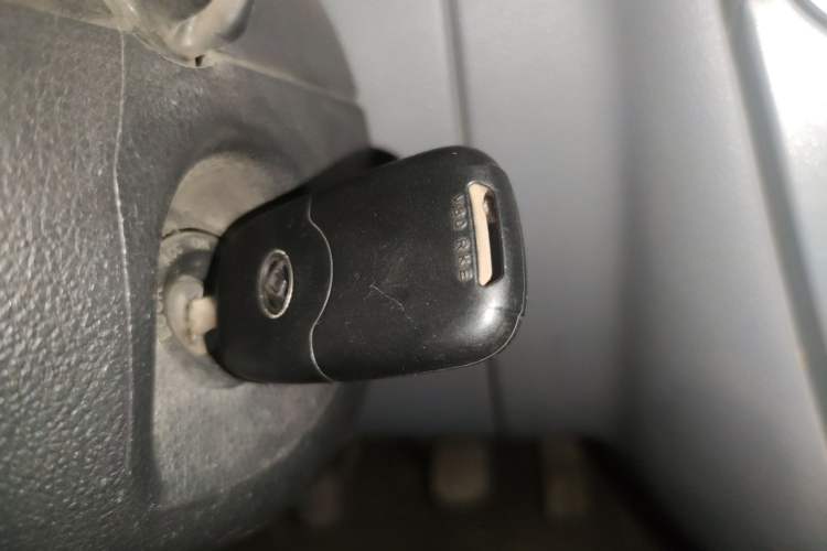 Used SAIC MAXUS Xintu V80 2019 2.5T Classic Model 6-Speed Manual Aotong Long Wheelbase Mid-Height 7-Seater
