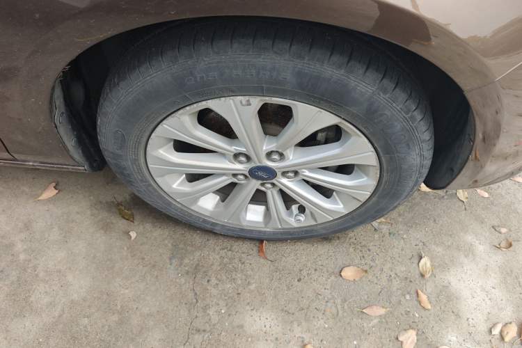 Used Ford Escort 2015 1.5L Automatic Fashion Model Right Front Wheel Hub