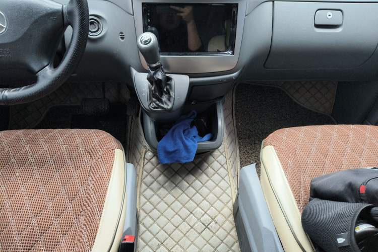 Used Mercedes-Benz Vito 2011 2.5L 7-seater executive version Gear Lever