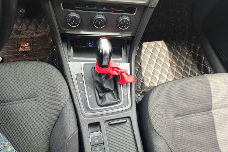 Used Volkswagen Golf 2014 1.4TSI Automatic Comfort Model Gear Lever