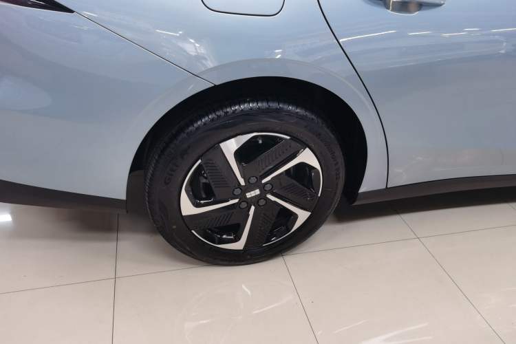 Used Geely Galaxy L6 2025 EM-i 140km Starship Edition Right Rear Wheel Hub