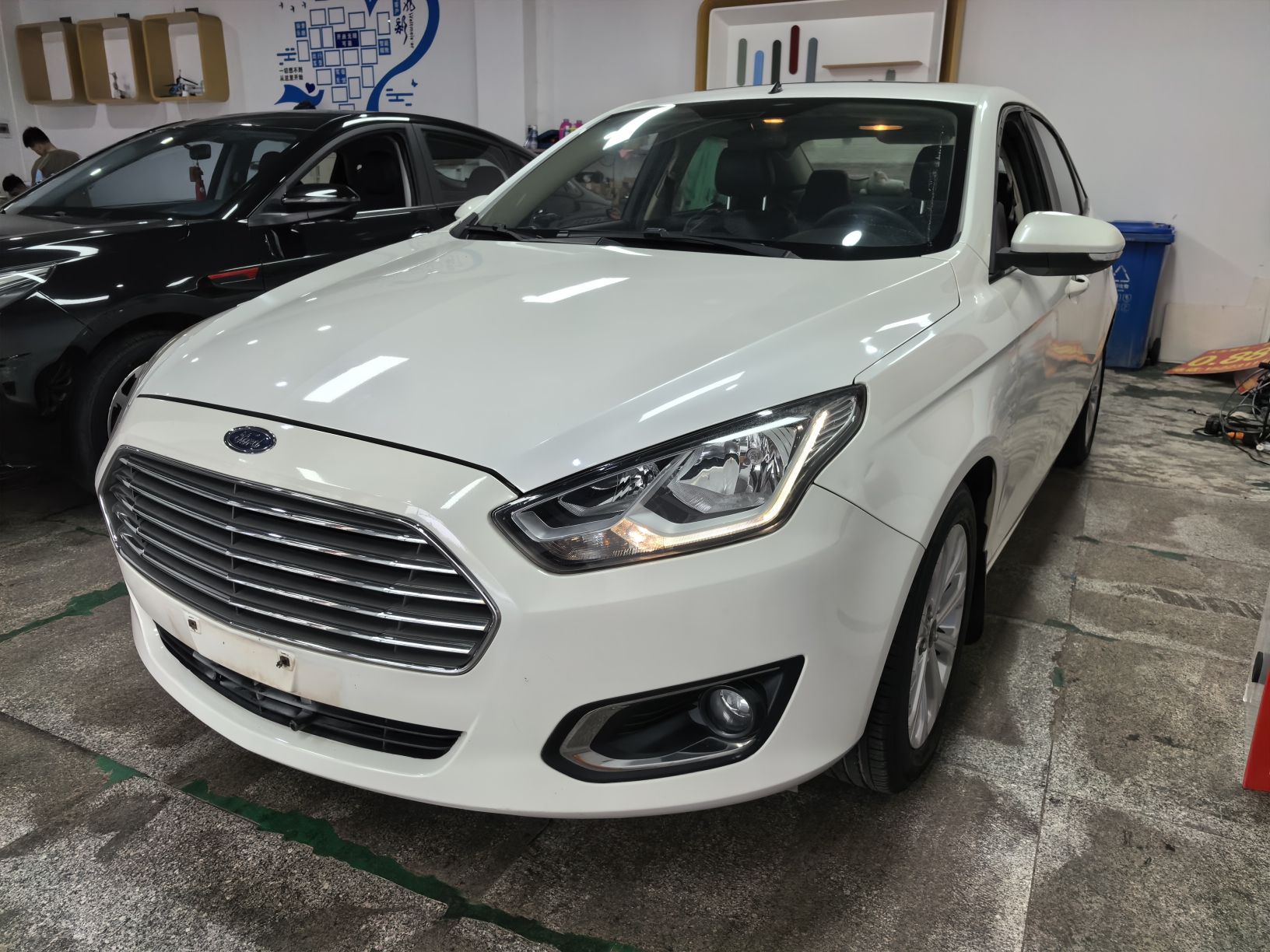 Под передней частью автомобиля