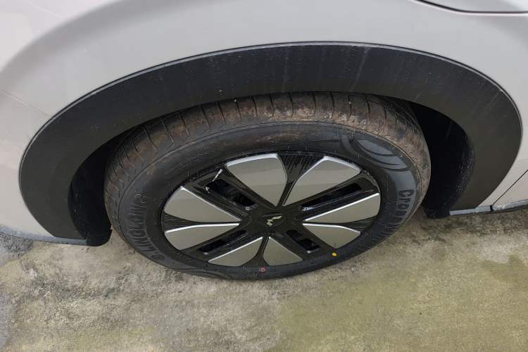 Used Wuling Bingo S 2025 Model 325km Deluxe Edition Left Front Wheel Hub