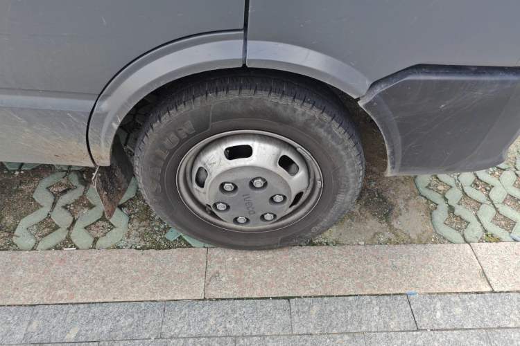 Used Iveco Daily 2023 2.5T A37M1 Multi-Purpose Passenger Vehicle Long Wheelbase Mid-Roof Design Dual Side Sliding Doors Automatic Transmission
