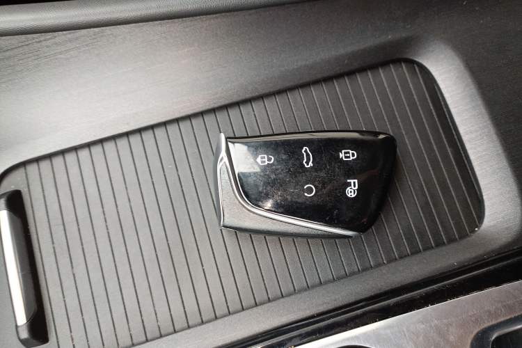 Used Dongfeng Aeolus Huge 2022 Mach Dual-Motor 1.5T MHD Dare-to-Dream Edition