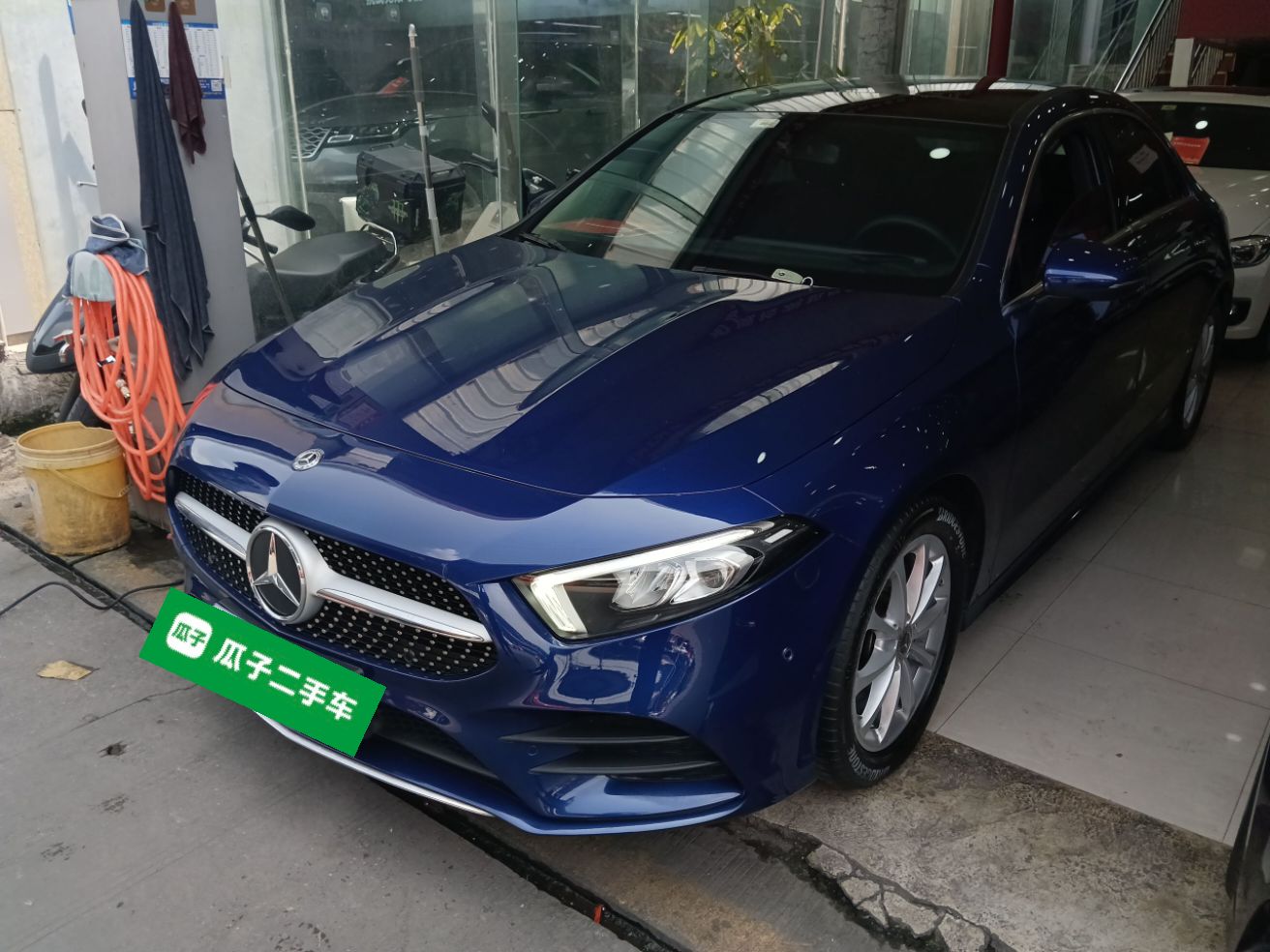 تحت مقدمة السيارة