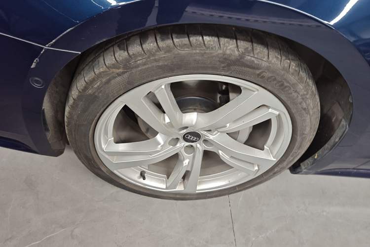 Used Audi A7L 2024 45TFSI quattro S-line Visionary Edition Flow Crystal Package Left Front Wheel Hub