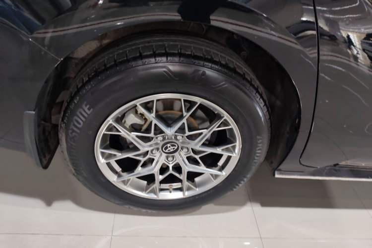 Used Toyota SIENNA 2023 2.5L Hybrid Luxury Edition Right Rear Wheel Hub