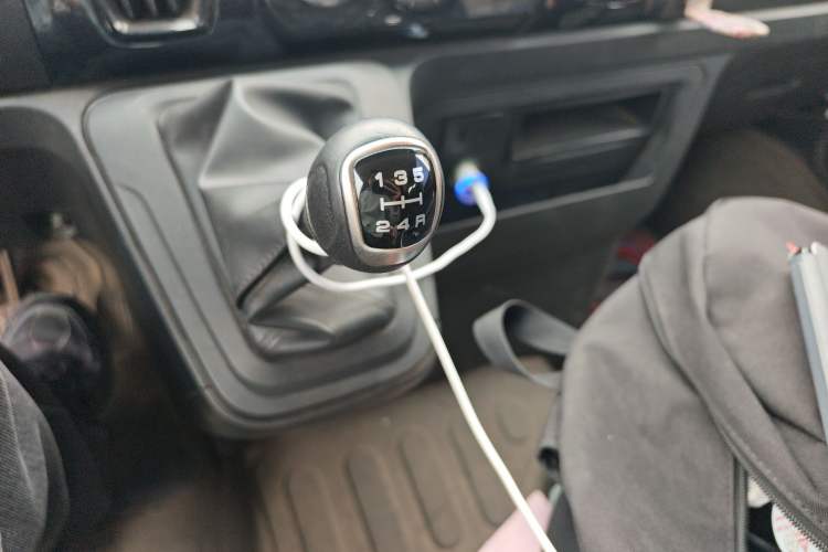 Used Iveco Daily 2023 2.5T A35M1 Short Wheelbase Low-Roof Single-Tire Side-Sliding Door 5-9 Seater Gear Lever