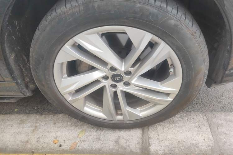 Used Audi Q7 2023 45 TFSI quattro S line Sport model Right Front Wheel Hub