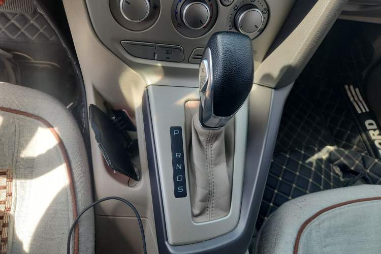 Used Ford Focus 2012 Sedan 1.6L Automatic Comfort Model Gear Lever