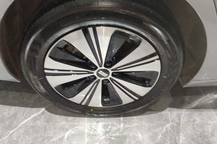 Used Geely Galaxy A7 2025 Model EM-i 150km Exploration+ Edition Right Rear Wheel Hub