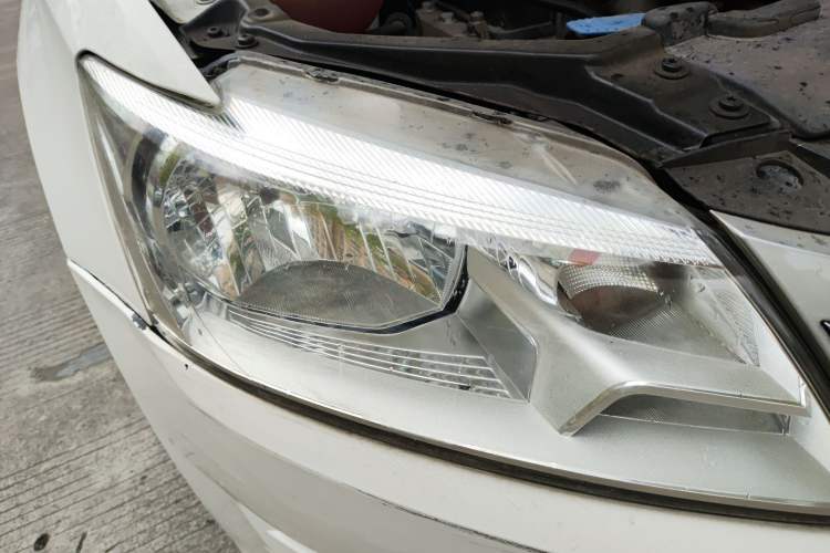 Used Volkswagen Santana 2015 1.6L Automatic Fashion Edition Right Front Headlight