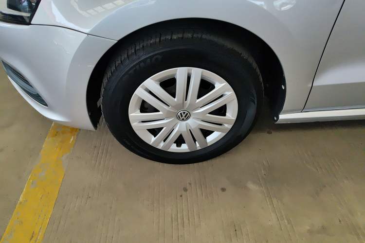 Used Volkswagen Polo 2016 1.4L Manual Fashion Model Exterior 4