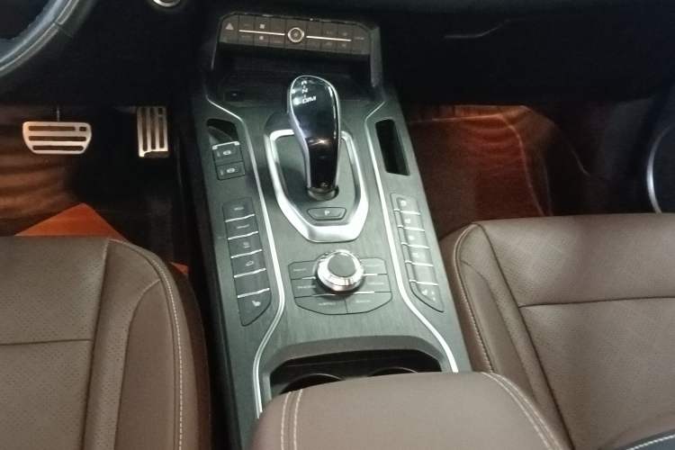 Used Wey VV6 2018 2.0T Two-Wheel-Drive Ultra-Luxury Version China V Standard
