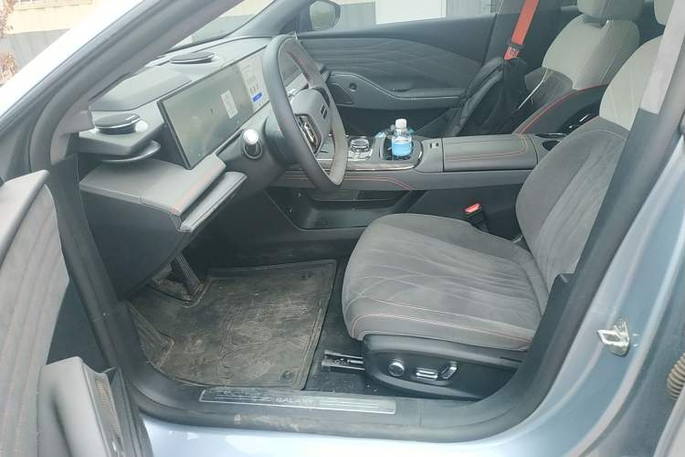 Used Geely Galaxy E8 2025 620 km All-Wheel Drive Starship LiDAR-Enabled Intelligent Driving Version Left Front Seat