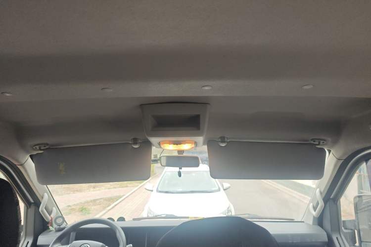 Used Dongfeng Yufeng 2023 V9+ 2.0T Manual Front-Wheel-Drive Multi-Function Short-Chassis Low-Roof 5/6-Seater
