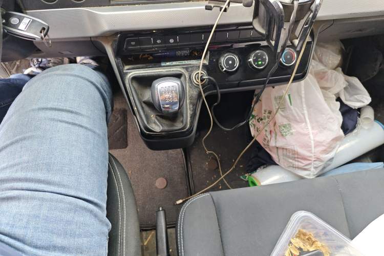 Used Dongfeng Yufeng 2023 V9+ 2.0T Manual Front-Wheel-Drive Multi-Function Mid-Roof Van with 7/8/9 Seats Gear Lever