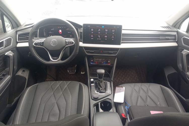 Used Volkswagen Tiguan L 2023 380TSI Automatic All-Wheel Drive R-Line Enhanced 7-Seater Center Console