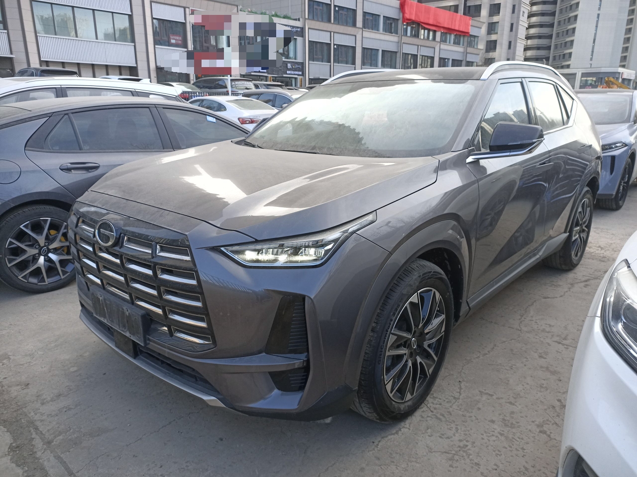 Под передней частью автомобиля