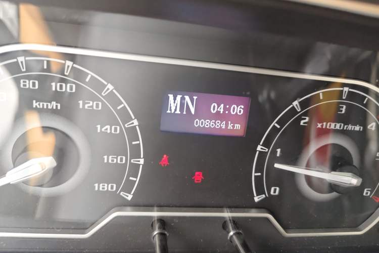 Used SAIC MAXUS Xintu V80 2024 Aotong Value Edition 6AMT Short Wheelbase Ultra-Low Roof 127 Ps 5/6 Seats Odometer Close Up