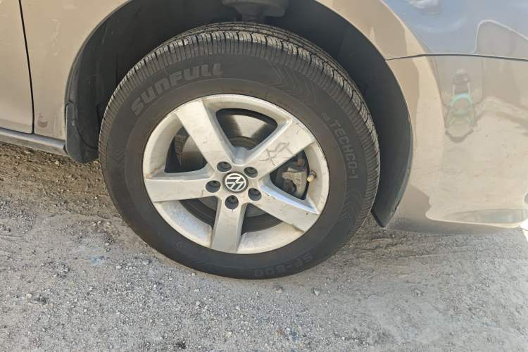 Used Volkswagen Bora 2012 1.6L Automatic Fashion Edition Right Front Wheel Hub