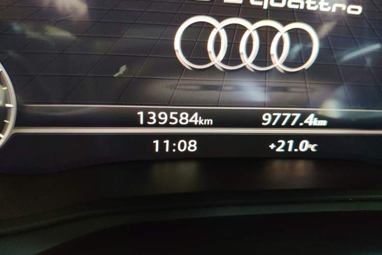 Used Audi Q5L 2020 45 TFSI Prestige Fashion Model Odometer Close Up