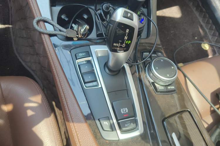 Used BMW 5 Series 2014 528Li Leading Model
