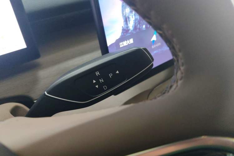 Used Chery Tiggo 8 PLUS C-DM 2025 1.5T 116 km Prestige Version 5 Seats Gear Lever