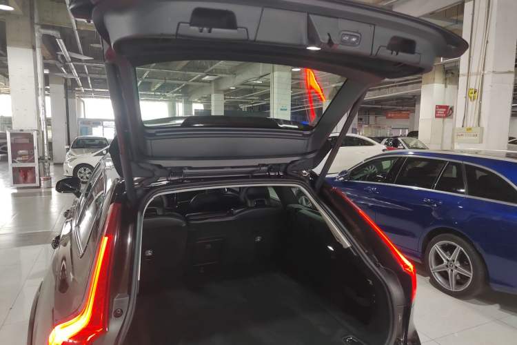 Used Volvo V90 2017 Cross Country T5 AWD Prestige Edition Trunk