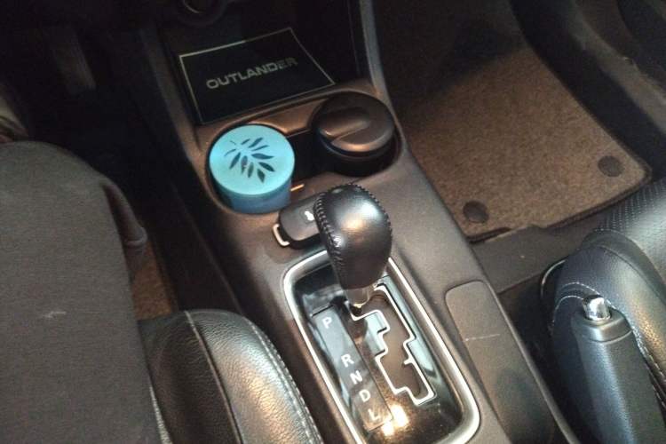 Used Mitsubishi Outlander 2016 2.4L 4x4 Elite Edition 5 Seats Gear Lever