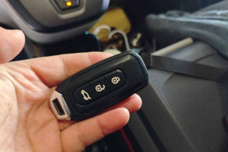 Used Ford Transit T8 2024 T8 2.3T Diesel Automatic Mid-Drive Mid-Roof 6-Seater Fully Equipped 2/2/2 Configuration
