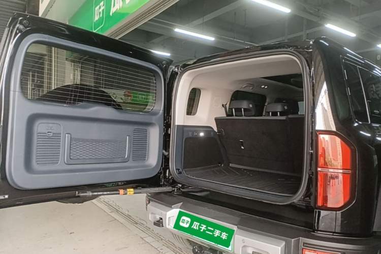 Used Formula Leopard 5 2023 Navigator Edition Trunk