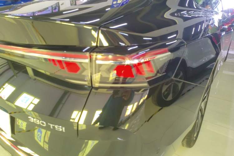 Used Volkswagen Magotan 2024 380TSI DSG Ultimate Edition Right Rear Taillight