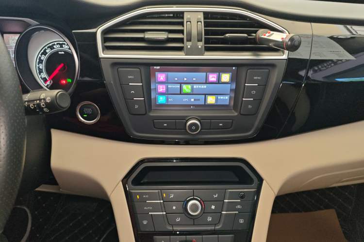 Used MG GS 2015 1.5TGI TST Luxury Edition Audio And AC Panel