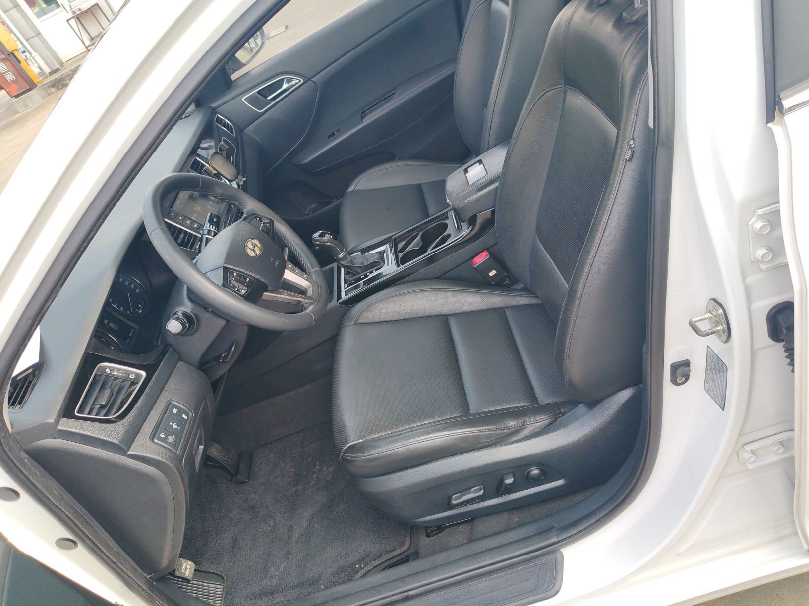 Переднее сиденье в автомобиле