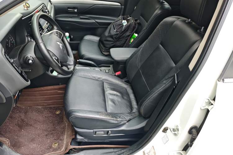 Used Mitsubishi Outlander 2014 2.4L 4x4 Deluxe Value Edition 5 Seats Left Front Seat