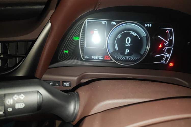Used Lexus ES 2020 300h Premier Edition Odometer Close Up