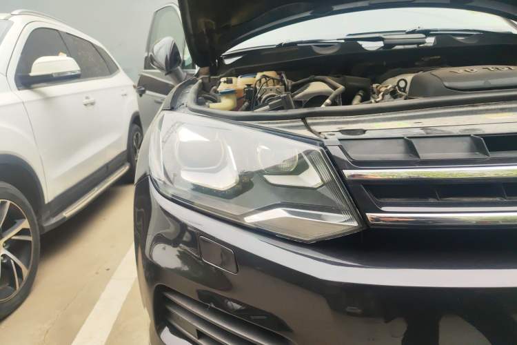 Used Volkswagen Touareg 2011 3.0 TSI Comfort Version Right Front Headlight