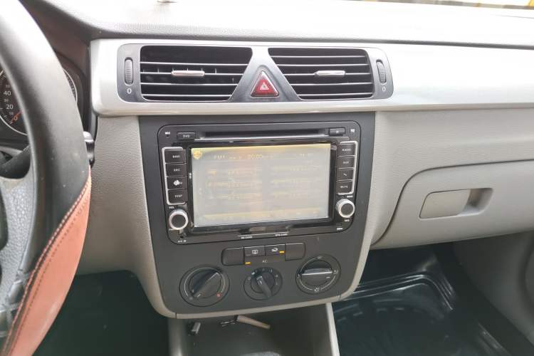 Used Volkswagen Bora 2012 1.6L Automatic Fashion Edition Audio And AC Panel