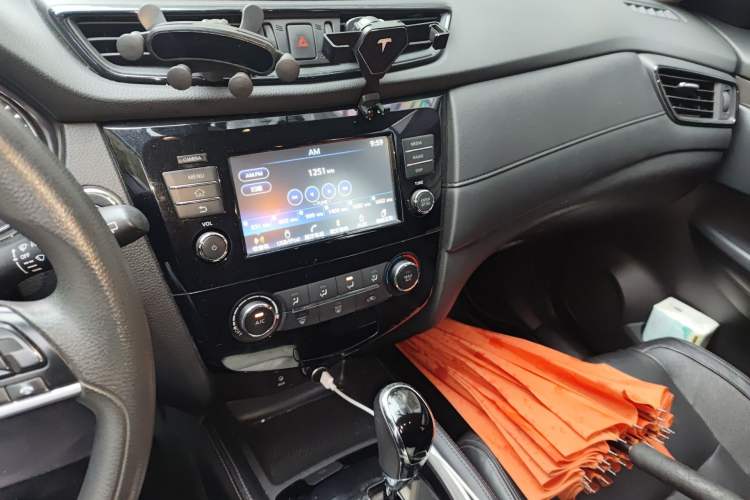 Used Nissan X-Trail 2017 2.0L CVT Comfort Edition 2WD Audio And AC Panel