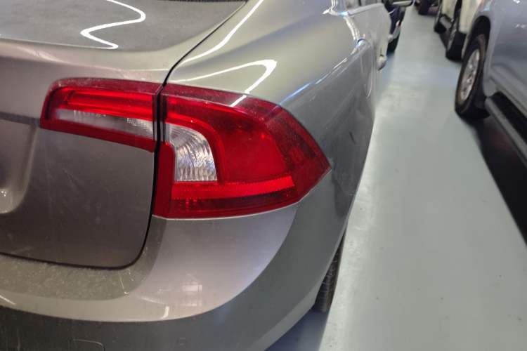 Used Volvo S60 2015 S60L 2.0T Zhiyuan Edition
