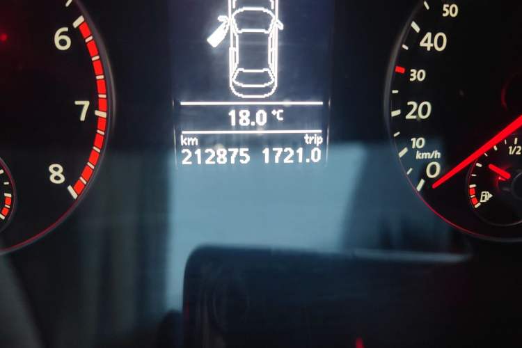 Used Volkswagen Passat 2014 1.8TSI DSG Prestige Edition Odometer Close Up